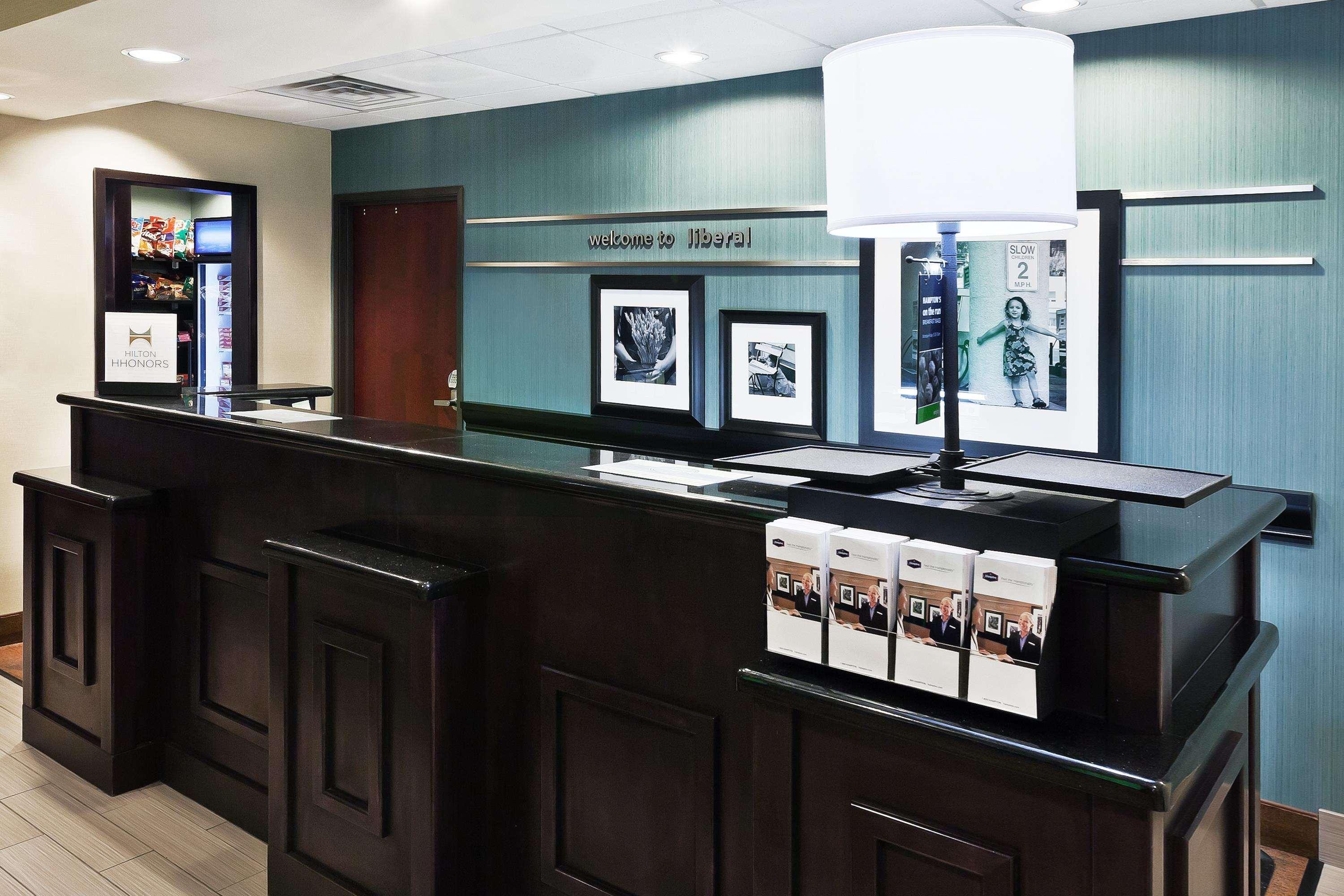 Hampton Inn & Suites Либерал Екстериор снимка